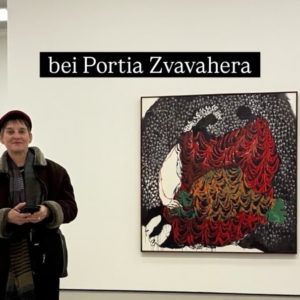 Bettina Munk im Fridericianum vor Bild von Portia Zvavahera