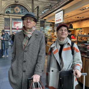 Heinz Bude und Bettina Munk warten auf den ICE am Hauptbahnhof Mainz