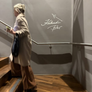 Karin Wieland auf Weg in die Kakadu Bar Staatstheater Mainz